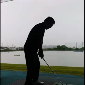 右手はずっと伸ばして使う！フォローまで目とボールの距離は一定！の画像