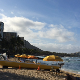 朝のワイキキビーチの画像