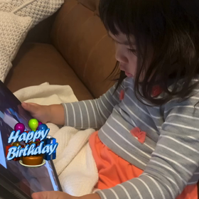 娘、自分の誕生動画を凝視の画像