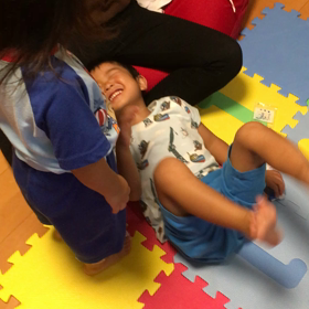 息子と目薬の画像