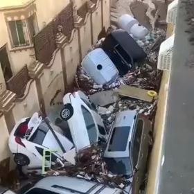 11/29: サウジアラビア　洪水のあと。沢山の車が折り重なって。の画像