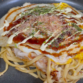 沖縄そばを使って広島風お好み焼きの画像
