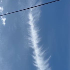 いろんな雲とサイレンヘットみたいなスピーカーの画像