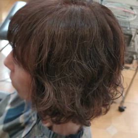 パーマヘアーが映える癖毛の画像