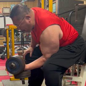 特殊なダンベルでカールの画像