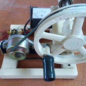 自作の手回し発電機を撮影しましたの画像