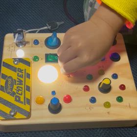 色んなボタンのおもちゃ気に入ってくれてるの画像