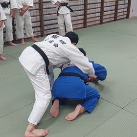 亀から後ろ袈裟固めの画像