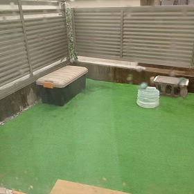 人工芝を敷くと気になる凹みの画像