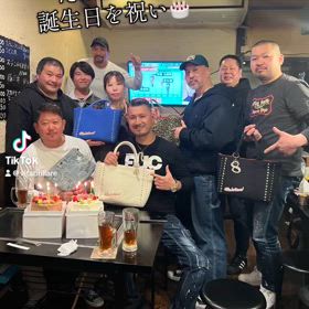 石垣島に移住した人と誕生日祝いの画像