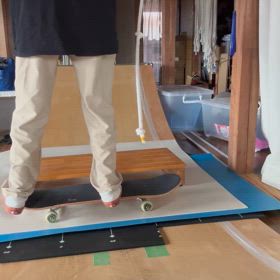 スケートボードでオーリーアップの画像