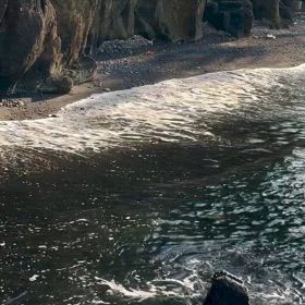 打ち寄せる波に引き寄せられるの画像