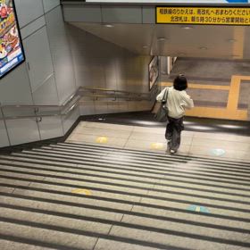 今日の爆速階段二段駆け下りオネーサンの画像