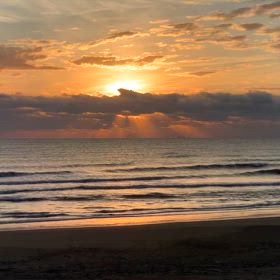 11月8日千葉北、東浪見の朝の波の画像