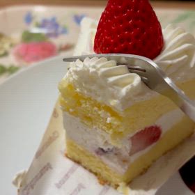 進化したおいしさ！シャトレーゼ スペシャル苺ショートのサムネイル画像