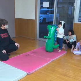 キッズ体操に恐竜現る？の画像