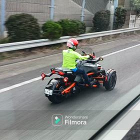 黄色い人、動画撮ってる⁉️の画像