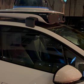 自動運転タクシーの画像