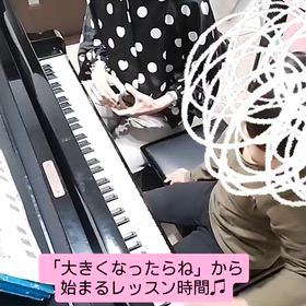 ピアノの前で夢を語る、小1男の子レッスン♫の画像