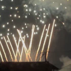 今年はまだ暑いんだろうな？夏の終わりの夜の花火。の画像