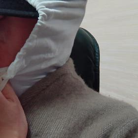 飲んでる顔を見られたくない男の画像