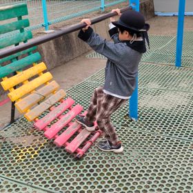 成長する子供と退化する母の画像