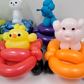 車と動物バルーンアートの画像