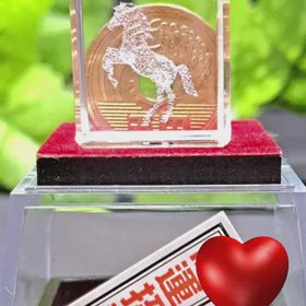 ✨馬 ガラス製キューブ 置物✨の画像
