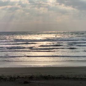 4月26日千葉北、東浪見の朝の波の画像