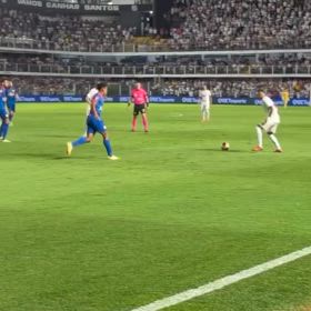 利き足にボールを置くということの画像