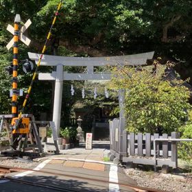御霊神社と江ノ電の画像