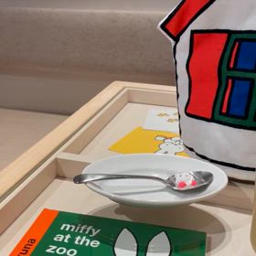 ディックブルーナテーブルの画像