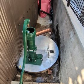 井戸に蓋と手押しポンプを取り付けましたの画像