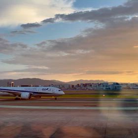 福岡空港夕焼け時の飛行機離発着の画像