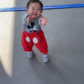 靴を履いてよちよち歩きの画像