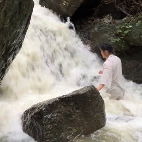 白瀧大明神。滝の水量MAX。　限界突破の滝行シーン。の画像