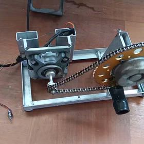 自作の三相の手回し発電機を撮影しましたの画像