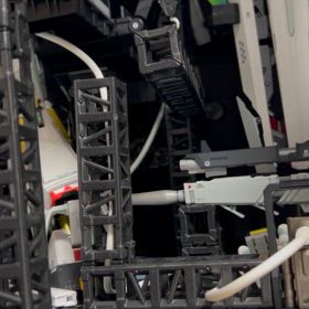 動画　解体匠機νガンダム　左側のファンネルフレー ムの下がり対策の画像