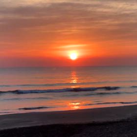 12月4日千葉北、東浪見の朝の波の画像