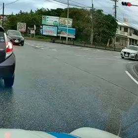 交差点。右折レーンと勘違いしてるの画像