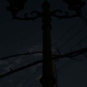 灯りのある道の画像