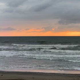 4月23日千葉北、東浪見の朝の波の画像