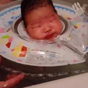 孫の水遊びの画像