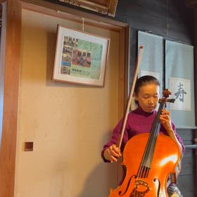 つやつやと髪を光らせ少女来たり春の雫のごとく笑ひての画像