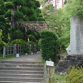 崖の観音様の画像