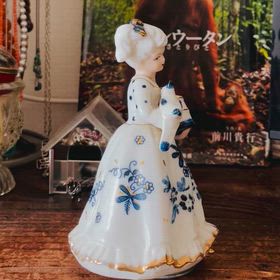 アクセサリー入れと人形との画像