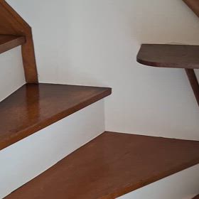 完成！ボロ物件4号…階段の画像