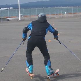 Q さんのバックショット　ローラーとアイススケートの比較の画像