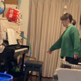 新しい芸　ピアノの練習の画像