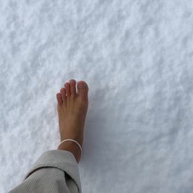 裸足で歩くの画像